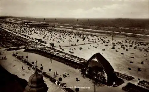 Ak Świnoujście Swinemünde Pommern, Ostseebad  Strand mit vielen Strandkörben, Wellen, Bäume, Prom
