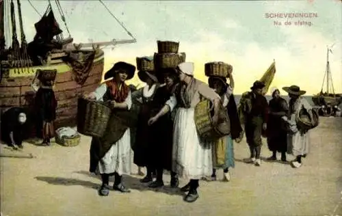 Ak Scheveningen Den Haag Südholland, Frauen mit Körben, Fischerboot im Hintergrund, frühere Zeit