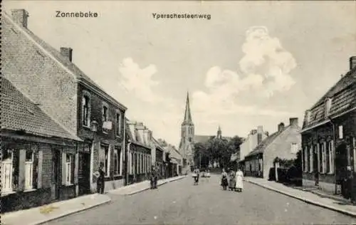 Ak Zonnebeke Zonnebeeke Zonnebecke Westflandern,  Yperschesteenweg, Straßenansicht, Kirche im Hin