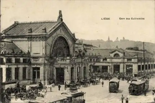 Ak Liège Lüttich Wallonien, Historischer Bahnhof, viele Menschen, verschiedene Verkehrsmittel,  A