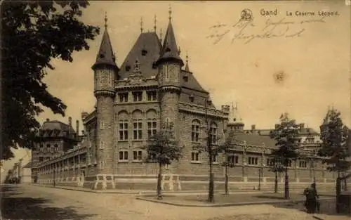 Ak Gand Gent Ostflandern, La Caserne Léopold,  Architektur, markante Türme, Straßenansicht