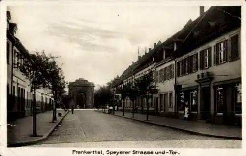 Ak Frankenthal in der Pfalz, Straße mit Bäumen, Gebäude, Tor,  Architektur