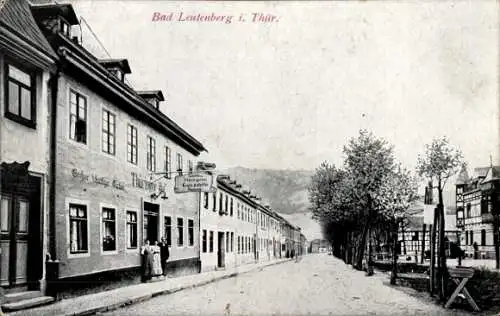 Ak Leutenberg in Thüringen, Schmale Straße,  Gebäude, Bäume, wenig Menschen