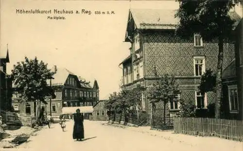 Ak Neuhaus am Rennweg Thüringen, Höhenluftkurort Neuhaus, Marktplatz,  Gebäude, Bäume