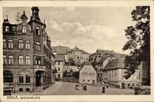 Ak Kahla in Thüringen, Brückenplatz, mehrere Gebäude, Menschen,  Architektur