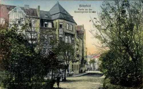 Ak Bitterfeld in Sachsen Anhalt, Stadtansicht, Binnengarten-Straße, farbenfrohe Architektur, Bäum