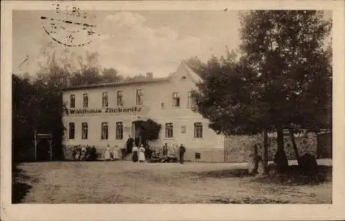 Ak Bitterfeld in Sachsen Anhalt, Waldhaus Zöckeritz,  Gebäude, Ausflügler, Frühlingswetter