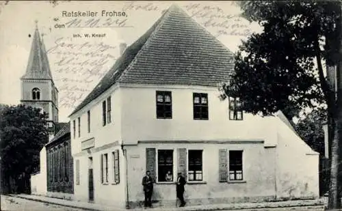 Ak Frohse Schönebeck an der Elbe, Ratskeller  Gebäude, zwei Personen, Kirche im Hintergrund, Inha