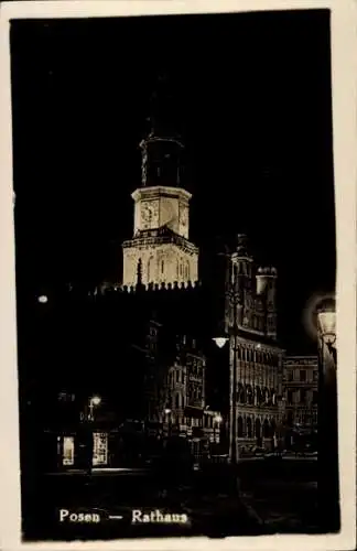 Ak Poznań Posen, Rathaus von  Nachtaufnahme,  Architektur