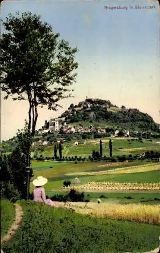 Ak Riegersburg Steiermark,  malerische Landschaft, Baum, Gräser, Frau mit Hut auf Wiese