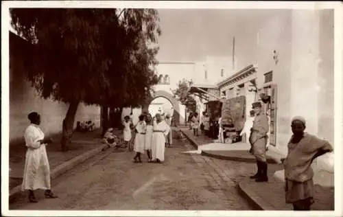 Ak Casablanca Marokko, Straße in   Architektur, Menschen auf der Straße, Militär