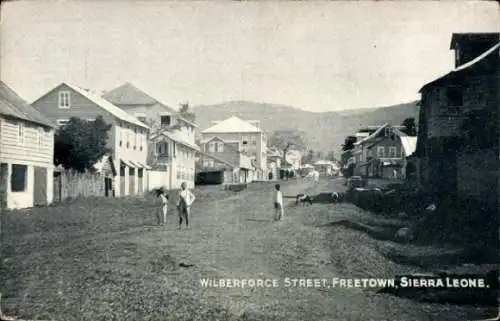 Ak Freetown Sierra Leone, Wilberforce Street, Freetown, Häuser, Straßenansicht
