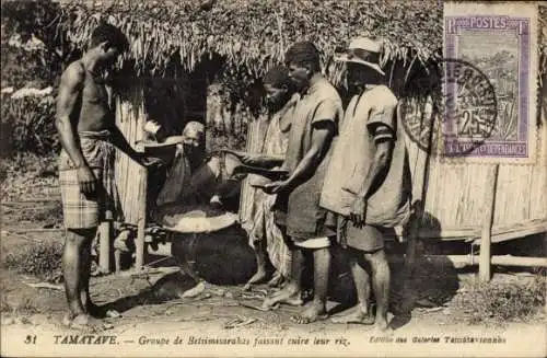 Ak Toamasina Tamatave Madagaskar, Gruppe von Betsimisarakas, Reis kochen, traditionelle Szene