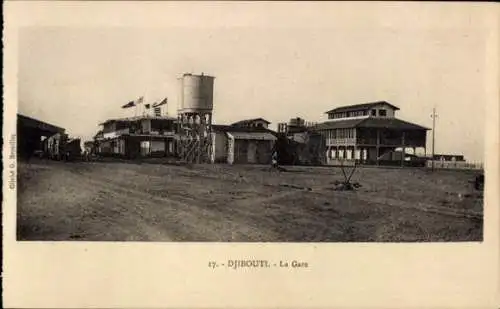 Ak Djibouti Dschibuti, Bahnhof, Gebäude, Flaggen, Wasserbehälter