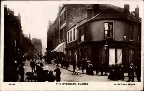Ak Dundee Schottland, Straße in   Architektur, Menschen, Kutsche, alten Gebauden, Valentinsserie