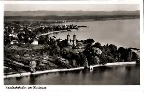 Ak Friedrichshafen am Bodensee, Luftaufnahme von  Bodensee, Landschaft, s Gebäude