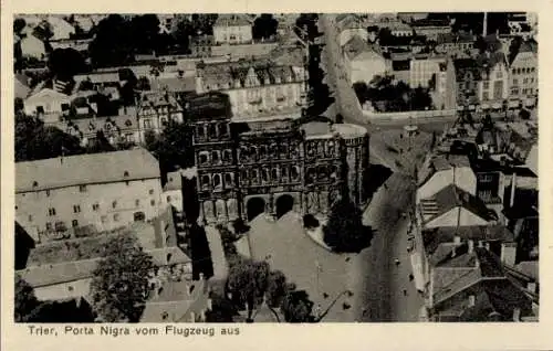 Ak Trier an der Mosel, Luftaufnahme, Porta Nigra,  Architektur, Stadtansicht