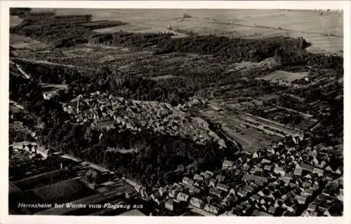 Ak Herrnsheim Worms in Rheinland Pfalz, Luftaufnahme von  Schloßpark, Häuser, Felder, Wald