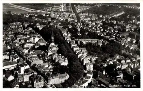 Ak Gießen an der Lahn Hessen, Luftaufnahme von  viele Häuser, Kirche, Grünflächen