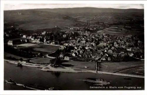 Ak Geisenheim am Rhein Hessen, Luftaufnahme von Geisenheim am Rhein, Wasserstraße, Gebäude