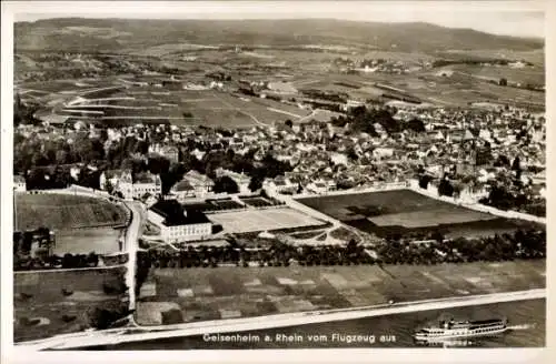 Ak Geisenheim am Rhein Hessen, Luftansicht von Geisenheim am Rhein, Weinberge, Boot auf dem Rhein