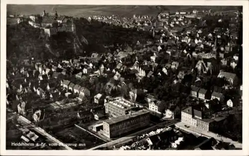 Ak Heidenheim an der Brenz Württemberg, Luftaufnahme von Heidenheim, viele Häuser, Burg im Hinter