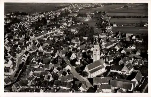 Ak Langenau in Württemberg, Luftaufnahme von Langenau, viele Dächer, Kirche, Flugzeugansicht
