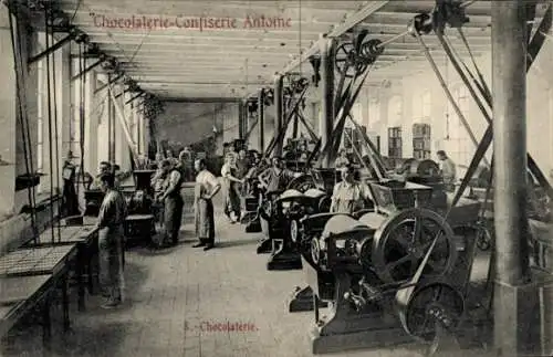 Ak Arbeiter in der Fabrik, Fabrikarbeit, Chocolaterie-Confiserie Antoine