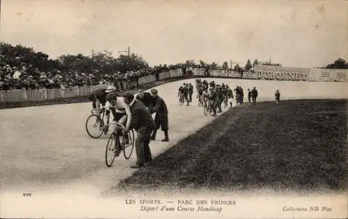 Ak Radrennfahrer auf der Radrennbahn Parc des Princes, Start eines Rennens
