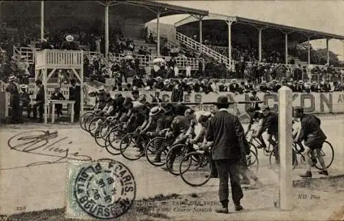 Ak Radrennfahrer auf der Radrennbahn Parc des Princes, Start eines Scratch-Rennens