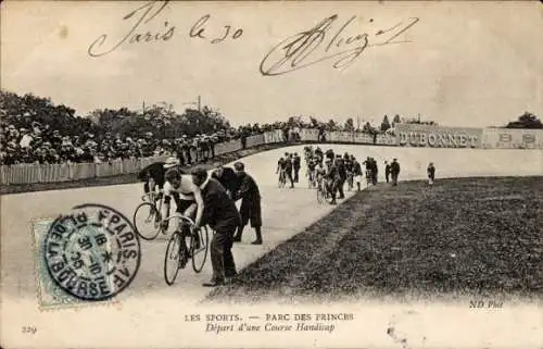 Ak Radrennfahrer auf der Radrennbahn Parc des Princes, Start eines Handicap-Rennens