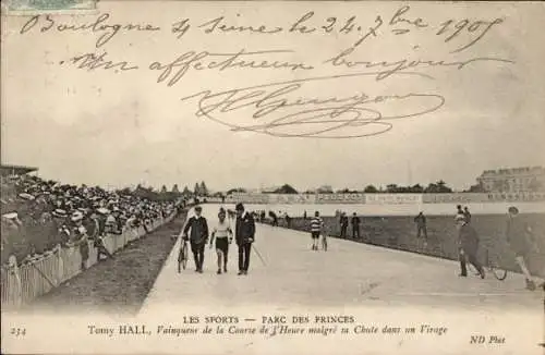 Ak Radrennfahrer Tomy Hall, Sieger auf der Radrennbahn Parc des Princes