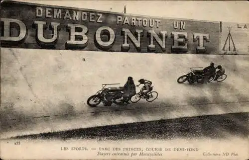 Ak Radrennfahrer auf der Radrennbahn Parc des Princes, Steher beim Training, Schrittmacher Motorrad