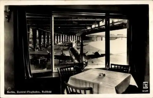 Ak Berlin Tempelhof, Zentralflughafen, Rollfeld
