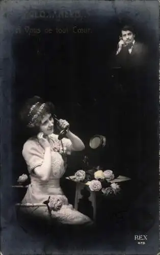 Ak Liebespaar beim Telefonieren, Telefon, Blumen