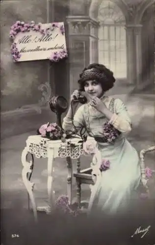 Ak Junge Frau beim Telefonieren, Telefon, Blumen