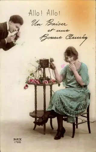 Ak Liebespaar beim Telefonieren, Telefon, Blumen