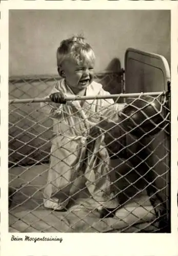 Ak Weinendes Baby, Beim Morgentraining