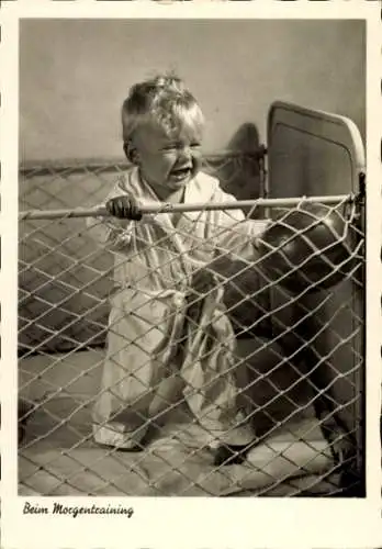 Ak Weinendes Baby, Beim Morgentraining