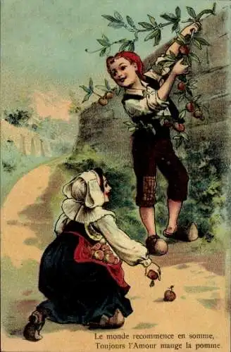 Ak Junge und Mädchen pflücken Äpfel von einem Baum