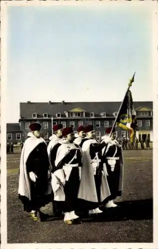 Ak Französische Soldaten in Uniformen, Standarte