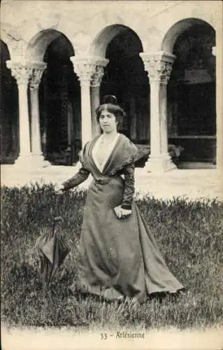 Ak Arles Bouches du Rhône, Frau in einem langen Kleid mit Schirm
