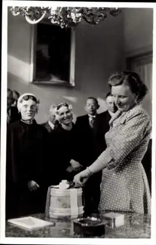 Ak-Königin Juliana erhält 1949 das erste Fass der niederländischen Nieuwe
