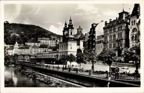 Ak Karlovy Vary Karlsbad Stadt, Stadtansicht, Kirche, Geyser-Kolonade, Gebäude, Bäume