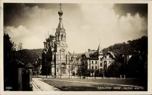 Ak Karlovy Vary Karlsbad Stadt, Russische Kirche, umliegende Gebäude, Wolken, Parkanlage