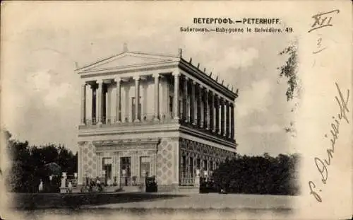 Ak Peterhof Russland, Historisches Gebäude, Gartenanlage, Text in kyrillischer Schrift, 