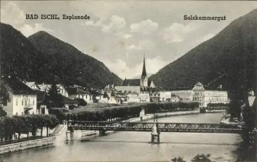 Ak Bad Ischl in Oberösterreich, Esplanade, Salzkammergut, Brücke, Kirche, Berge