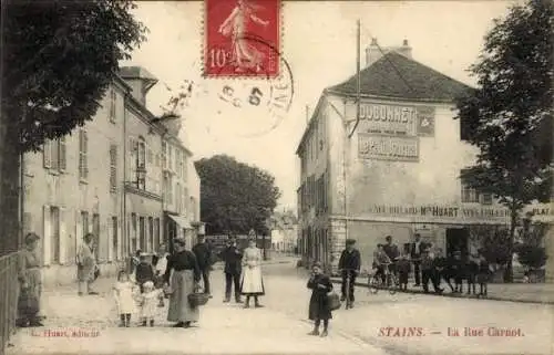 Ak Stains Seine-Saint-Denis, Straße mit Menschen, Häuser, Fahrradfahrer, Werbung für Dubonnet