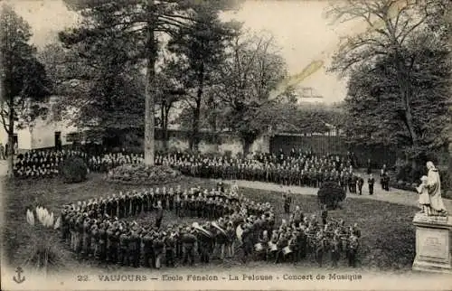 Ak Vaujours Seine Saint Denis, Ecole Fénelon, Konzert, viele Menschen, Musikanten, Statue