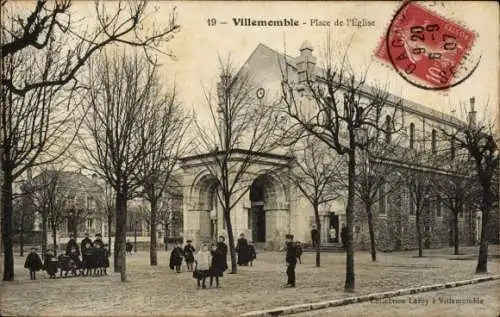 Ak Villemomble Seine Saint Denis, Vorderansicht der Kirche, Spaziergänger, Bäume,  